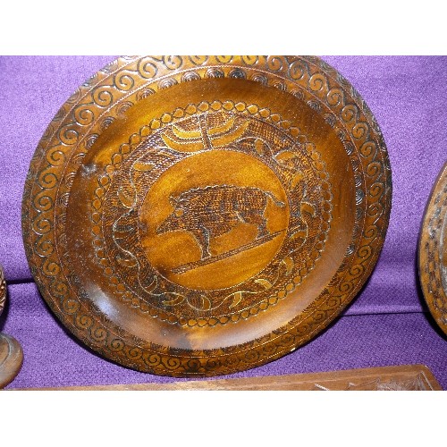 131 - A LOVELY SELECTION OF CARVED WOOD PLATES, BOWLS AND A VASE