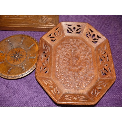 131 - A LOVELY SELECTION OF CARVED WOOD PLATES, BOWLS AND A VASE