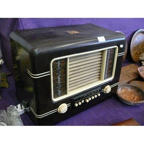 136 - A LARGE VINTAGE BAKELITE RADIO BY HIS MASTER'S VOICE