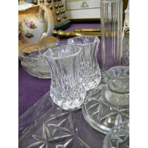 139 - A SELECTION OF GLASS AND CRYSTAL DRESSING TABLE ITEMS TO INCLUDE TRAY, VASES, LIDDED POTS ETC