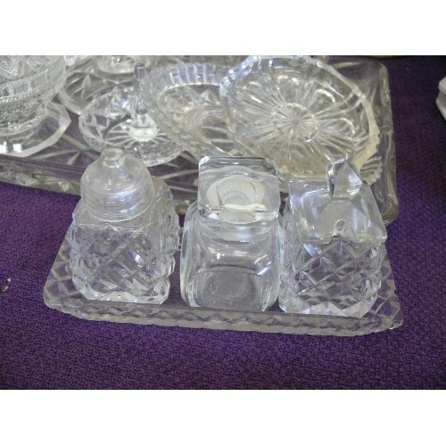 139 - A SELECTION OF GLASS AND CRYSTAL DRESSING TABLE ITEMS TO INCLUDE TRAY, VASES, LIDDED POTS ETC