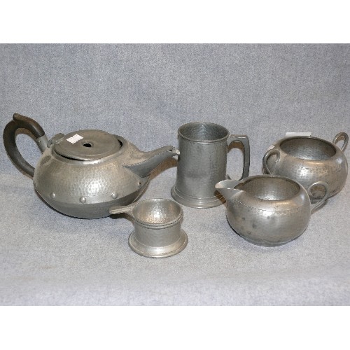 85 - A SELECTION OF HAND HAMMERED AND OLD ENGLISH PEWTER ITEMS