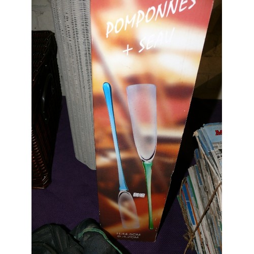 194 - A SET OF 6 CHAMPAGNE FLUTES IN A VASE HOLDER, NEW AND BOXED