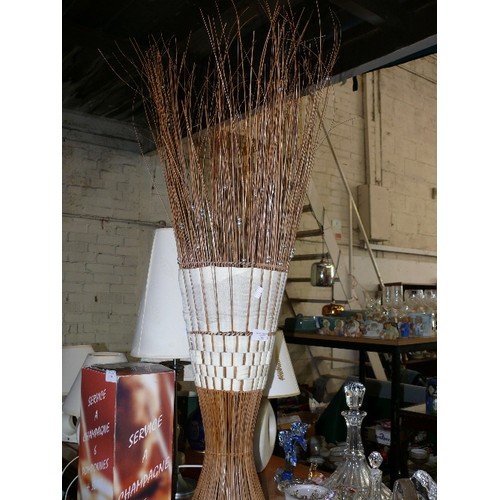 199 - A LARGE SEAGRASS FLOOR STANDING LAMP PLUS 6 VARIOUS TABLE LAMPS