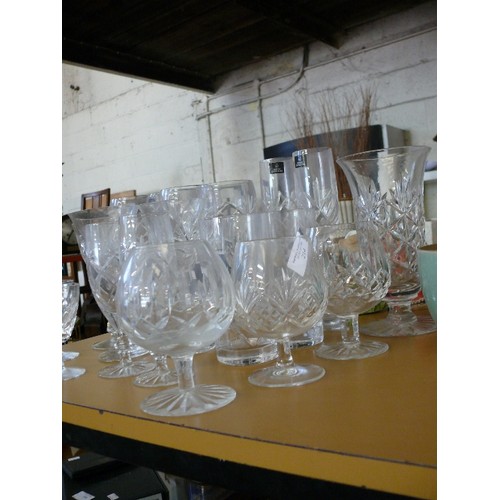 214 - A LARGE COLLECTION OF CRYSTAL GLASSES TO INCLUDE ROYAL DOULTON PLUS A CRYSTAL VASE