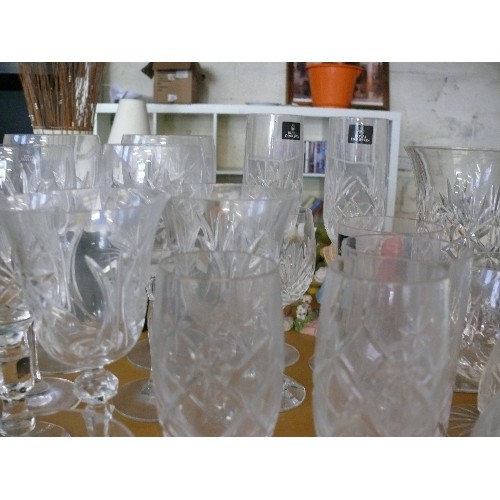 214 - A LARGE COLLECTION OF CRYSTAL GLASSES TO INCLUDE ROYAL DOULTON PLUS A CRYSTAL VASE