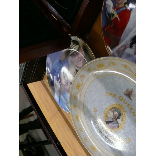 265 - SELECTION OF ROYAL COMMEMORATIVE ITEMS - PLATES AND MUGS -  NICE EXAMPLES