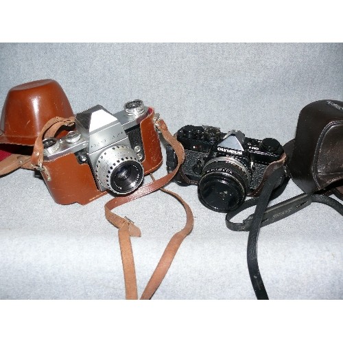 226 - VINTAGE PRAKTICA IV F CAMERA WITH LUDWIG MERITAR 2.9/50MM LENS IN LEATHER CASE AND VINTAGE OLYMPUS O... 