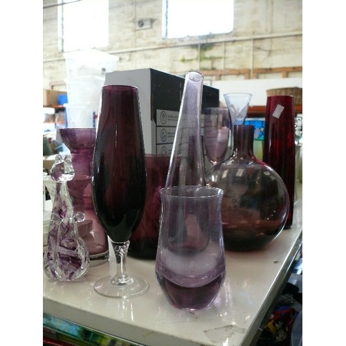 235 - A LARGE COLLECTION OF PURPLE GLASSWARE TO INCLUDE AN ISLE OF WIGHT ALUM BAY GLASS CAT PAPERWEIGHT AN... 