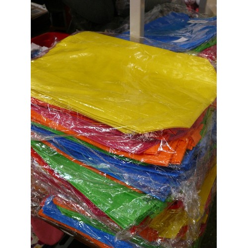 261 - A SELECTION OF 300 VARIOUS BRIGHT COLOURED TOTE/SHOPPING BAGS, BRAND NEW IN PACKETS