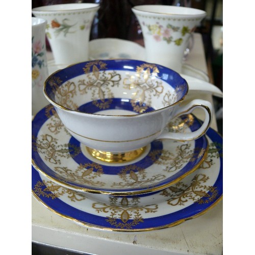 236 - A COLLECTION OF DECORATIVE CHINA TO INCLUDE WEDGWOOD