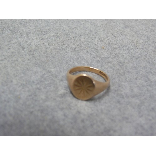 11 - Vintage 9ct gold Gents signet ring with engraved star design. Birmingham 1965, SIZE U 5.7 grams