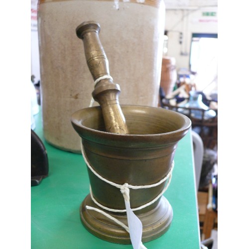 330 - A BRASS PESTLE AND MORTAR, WEIGHS 3.5KG