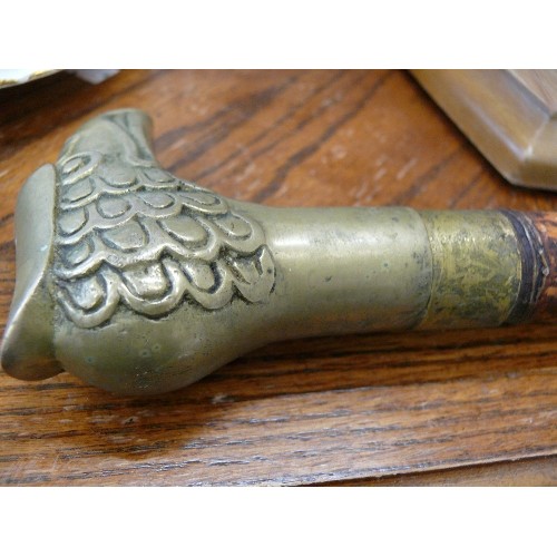 339 - A VINTAGE WALKING STICK WITH A BRASS EAGLE HEAD HANDLE