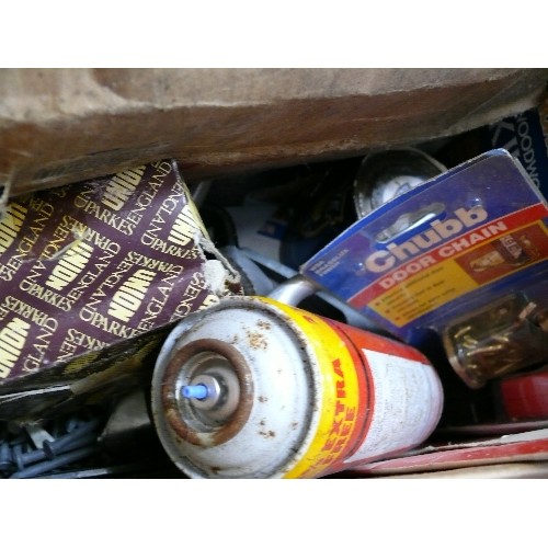 300 - A LARGE BOX OF MIXED HARDWARE AND TOOLS TO INCLUDE A CAR CLEANING KIT, A SELECTION OF SAWS, DOOR CLO... 