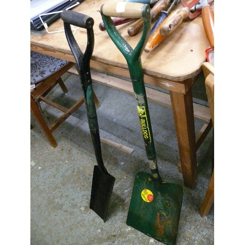 332 - 2 SHOVELS AND A SELECTION OF GARDEN HAND TOOLS AND GARDEN GLOVES.