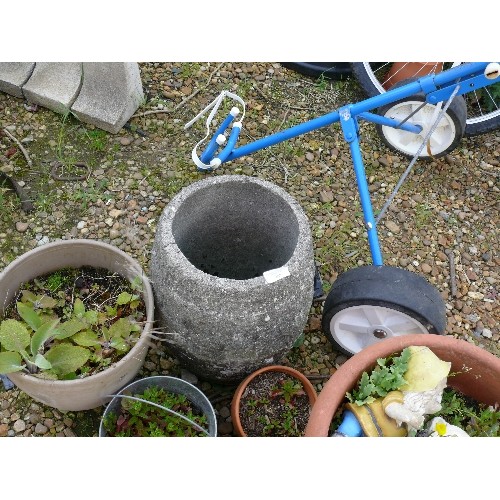 427 - A LARGE CONCRETE BARREL PLANTER PLUS 3 TERRACOTTA PLANT POTS AND 2 FURTHER PLANT POTS