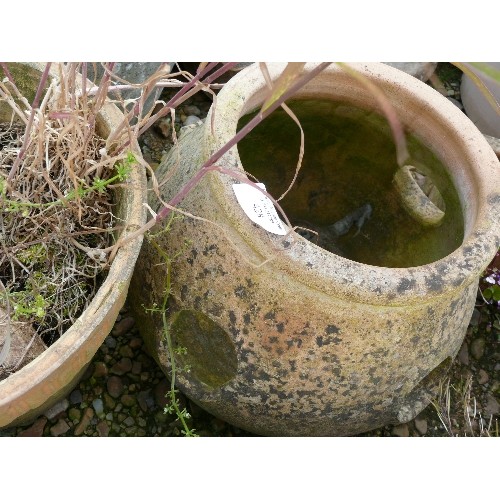 428 - A SELECTION OF TERRACOTTA, CONCRETE AND PLASTIC PLANT POTS, SLATE AND GARDEN ITEMS.