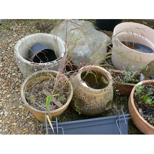 428 - A SELECTION OF TERRACOTTA, CONCRETE AND PLASTIC PLANT POTS, SLATE AND GARDEN ITEMS.