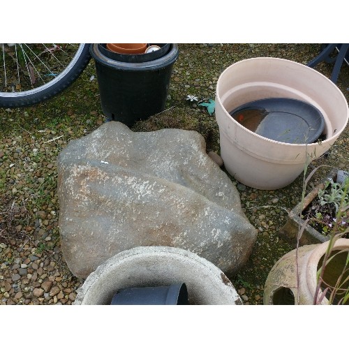 428 - A SELECTION OF TERRACOTTA, CONCRETE AND PLASTIC PLANT POTS, SLATE AND GARDEN ITEMS.