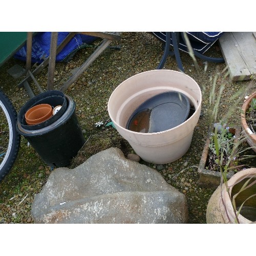 428 - A SELECTION OF TERRACOTTA, CONCRETE AND PLASTIC PLANT POTS, SLATE AND GARDEN ITEMS.