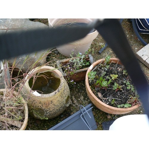 428 - A SELECTION OF TERRACOTTA, CONCRETE AND PLASTIC PLANT POTS, SLATE AND GARDEN ITEMS.