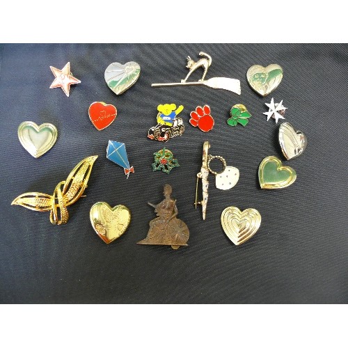 30 - A COLLECTION BADGES AND BROOCHES