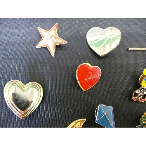 30 - A COLLECTION BADGES AND BROOCHES