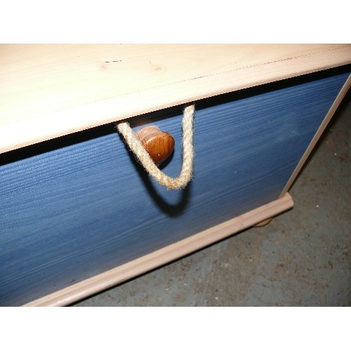 389 - TOY BOX/STORAGE IN WOOD EFFECT WITH BLUE FRONT AND ROPE HANDLE