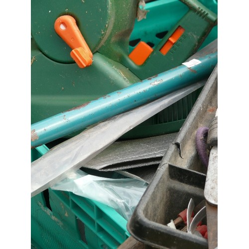 421 - A LARGE QUANTITY OF GARDEN TOOLS AND EQUIPMENT INCLUDING A WATER BUTT AND TWO HOSES.