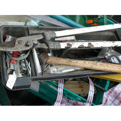 421 - A LARGE QUANTITY OF GARDEN TOOLS AND EQUIPMENT INCLUDING A WATER BUTT AND TWO HOSES.