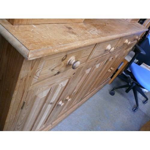 453 - STUNNING LARGE PINE FARMHOUSE DRESSER, 4 CUPBOARDS AND 4 DRAWERS, THE TOP HAS 4 CUPBOARDS WITH LEADE... 