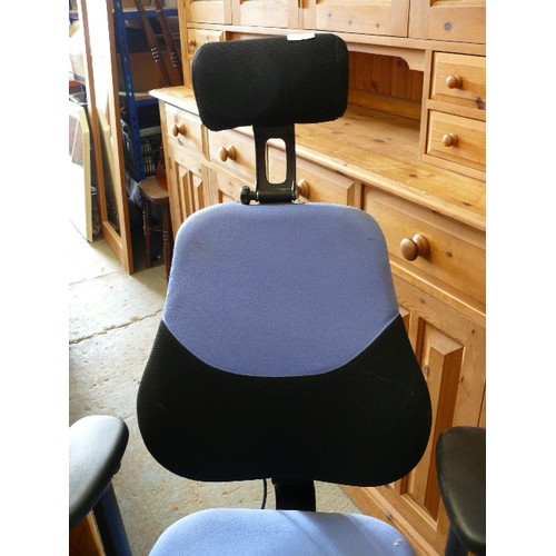 458 - LARGE ERGONOMIC SWIVEL OFFICE CHAI IN BLUE/BLACK, SEAT HEIGHT/DEPTH, BODY WEIGHT, BACK ANGLE AND ARM... 