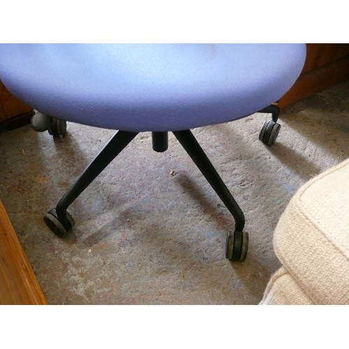 458 - LARGE ERGONOMIC SWIVEL OFFICE CHAI IN BLUE/BLACK, SEAT HEIGHT/DEPTH, BODY WEIGHT, BACK ANGLE AND ARM... 