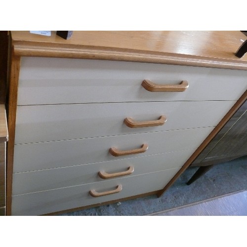 460 - CHEST OF 5 DRAWERS, WOOD EFFECT TOP/SURROUND AND HANDLES AND CREAM DRAWER FRONTS