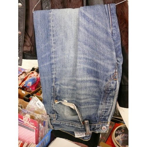 495 - 2 X LEVI JEANS, BLUE DENIM AND BLACK DENIM, BOTH STRAIGHT LEG, RED TAG, W34