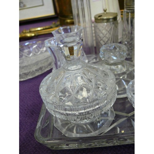 139 - A SELECTION OF GLASS AND CRYSTAL DRESSING TABLE ITEMS TO INCLUDE TRAY, VASES, LIDDED POTS ETC