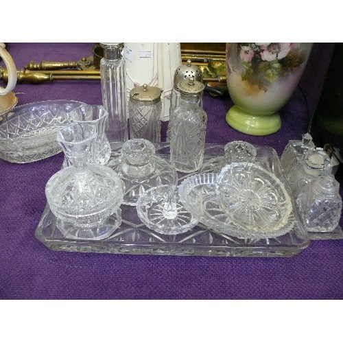 139 - A SELECTION OF GLASS AND CRYSTAL DRESSING TABLE ITEMS TO INCLUDE TRAY, VASES, LIDDED POTS ETC