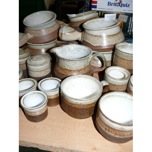 211 - A LARGE COLLECTION OF IDEN POTTERY TO INCLUDE CUPS, PLATES, SOUP BOWLS ETC