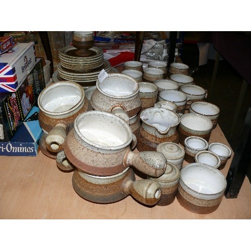 211 - A LARGE COLLECTION OF IDEN POTTERY TO INCLUDE CUPS, PLATES, SOUP BOWLS ETC