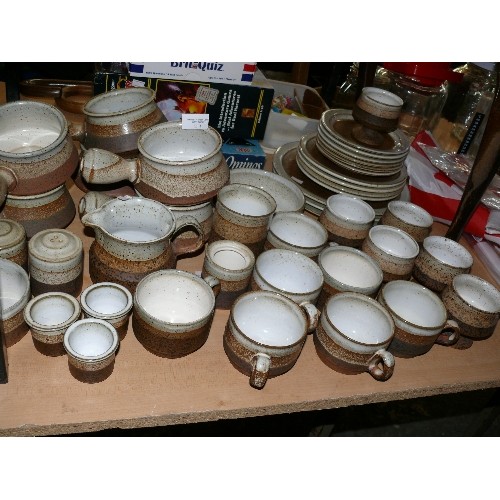 211 - A LARGE COLLECTION OF IDEN POTTERY TO INCLUDE CUPS, PLATES, SOUP BOWLS ETC