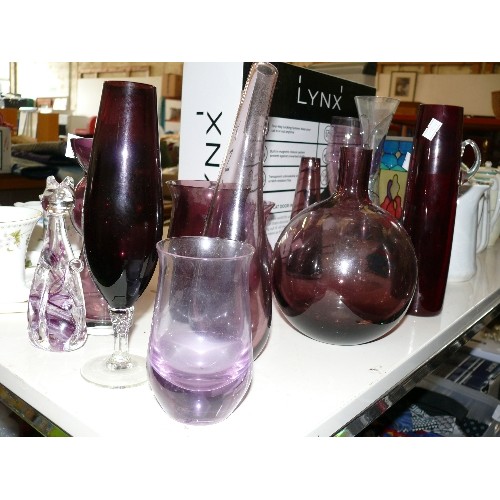 235 - A LARGE COLLECTION OF PURPLE GLASSWARE TO INCLUDE AN ISLE OF WIGHT ALUM BAY GLASS CAT PAPERWEIGHT AN... 