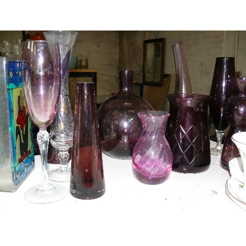 235 - A LARGE COLLECTION OF PURPLE GLASSWARE TO INCLUDE AN ISLE OF WIGHT ALUM BAY GLASS CAT PAPERWEIGHT AN... 