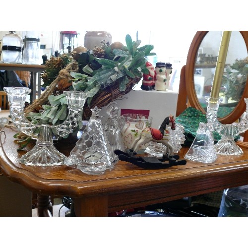 337 - A SELECTION OF CRYSTAL CHRISTMAS CANDLE HOLDERS, CANDLES AND WREATHS