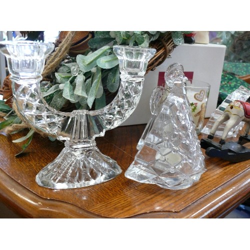 337 - A SELECTION OF CRYSTAL CHRISTMAS CANDLE HOLDERS, CANDLES AND WREATHS