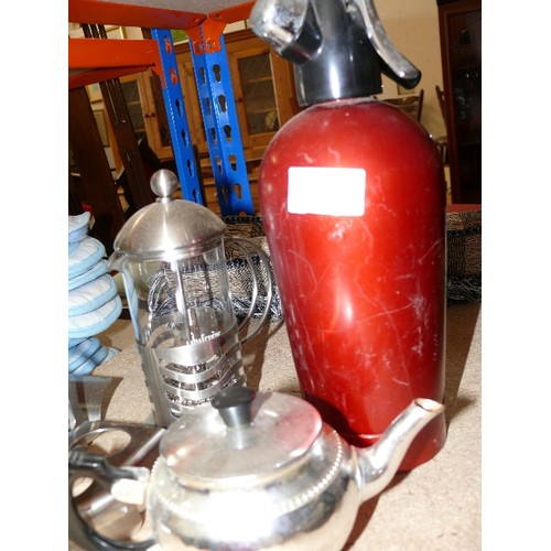 369 - STAINLESS STEEL ITEM INCLUDING CAFETIERE, TOAST RACK, TEA STRAINER, ALSO A RED RETRO SODA SYPHON