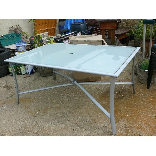 430A - LARGE METAL FRAMED GARDEN TABLE WITH OPAQUE GLASS TOP AND PARASOL HOLE