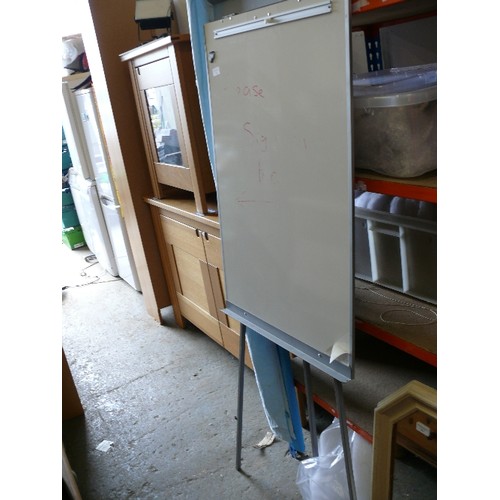 450 - WHITE BOARD EASEL