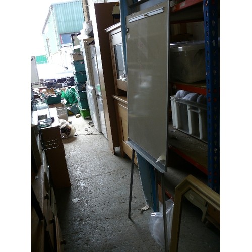 450 - WHITE BOARD EASEL