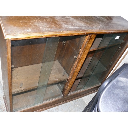 471 - VINTAGE OAK LOW BOOKCASE WITH SLIDING GLASS DOORS